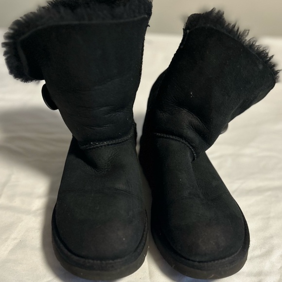 UGG Australia Bailey Button Short Black Shearling Boots Women’s Size 7 - Picture 1 of 6